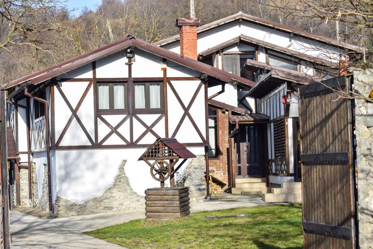 Cazarma Cavalerilor Bed and Breakfast Câmpulung Buitenkant foto