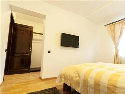 Cazarma Cavalerilor Bed and Breakfast Câmpulung Buitenkant foto