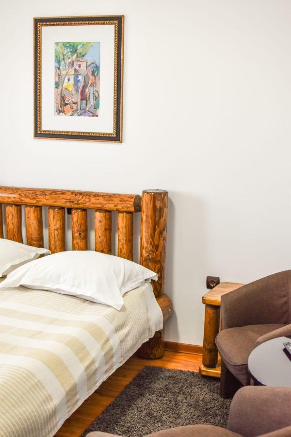 Cazarma Cavalerilor Bed and Breakfast Câmpulung Buitenkant foto