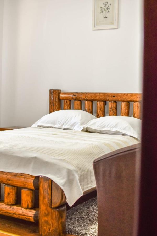 Cazarma Cavalerilor Bed and Breakfast Câmpulung Buitenkant foto