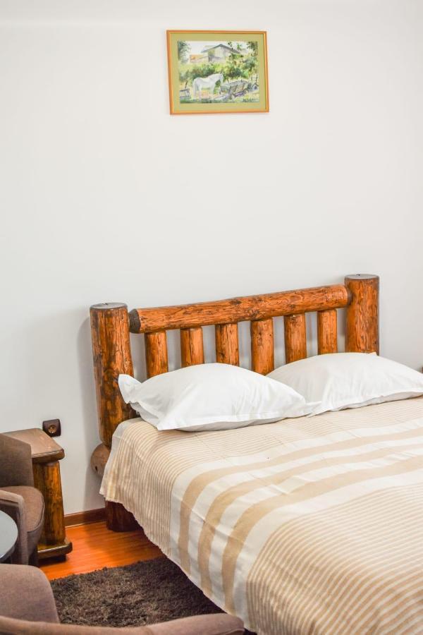 Cazarma Cavalerilor Bed and Breakfast Câmpulung Buitenkant foto